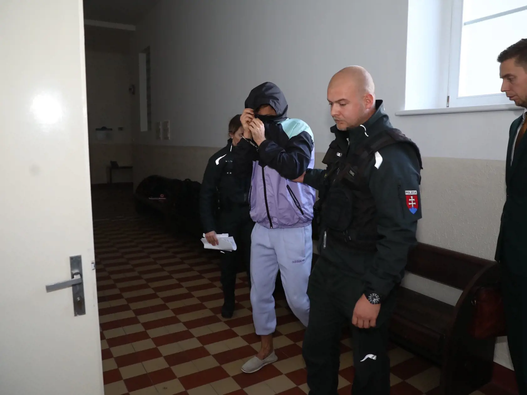 Vyšetrovateľ Okresného riaditeľstva PZ Bratislava II v tejto súvislosti vzniesol obvinenie zo zločinu všeobecného ohrozenia 35 – ročnému Martinovi I. z Bratislavy.