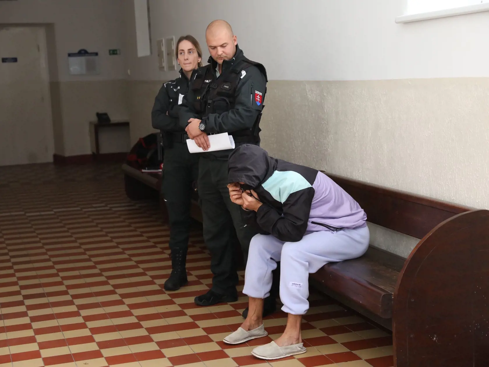 Vyšetrovateľ Okresného riaditeľstva PZ Bratislava II v tejto súvislosti vzniesol obvinenie zo zločinu všeobecného ohrozenia 35 – ročnému Martinovi I. z Bratislavy.