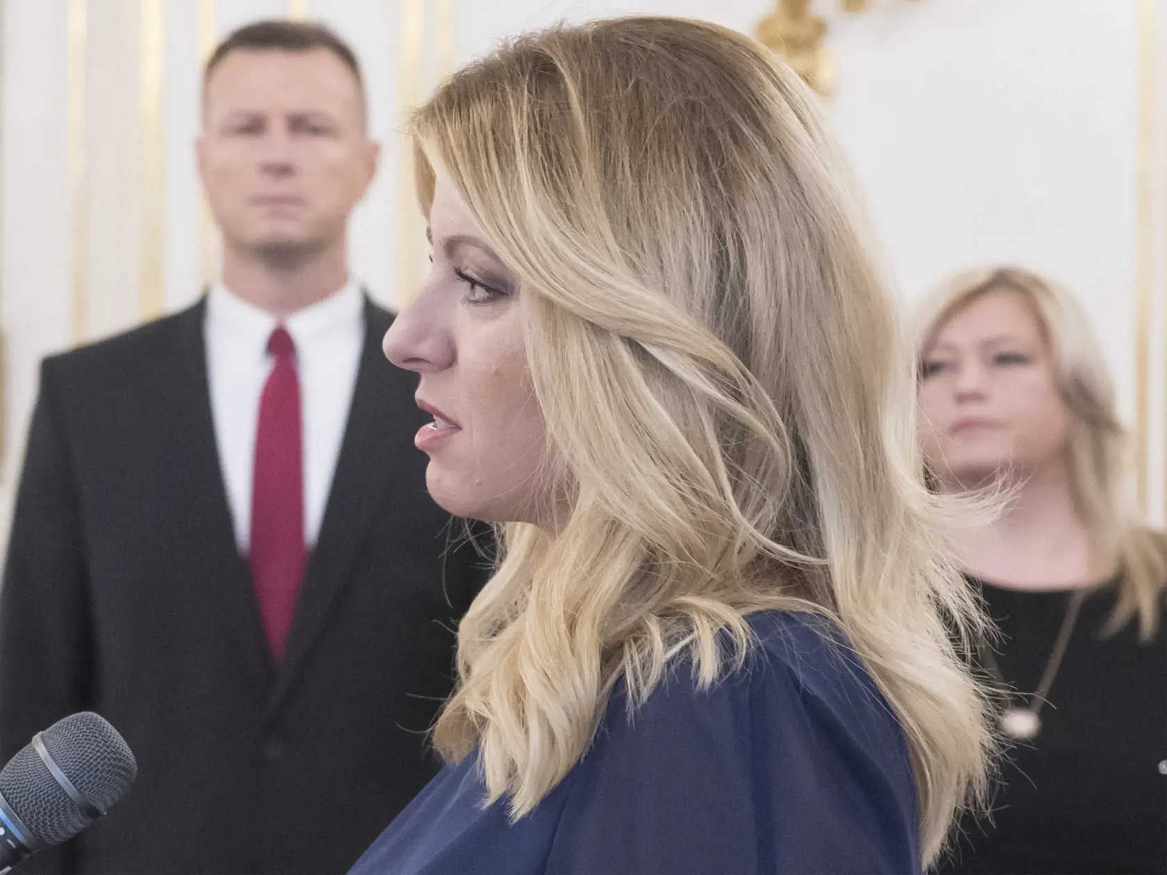 Prezidentka SR Zuzana Čaputová (uprostred) vymenovala sudcov všeobecných súdov. Vpravo predsedníčka Súdnej rady SR Lenka Praženková a vľavo minister spravodlivosti Gábor Gál 21. novembra 2019 v Bratislave. FOTO TASR - Martin Baumann