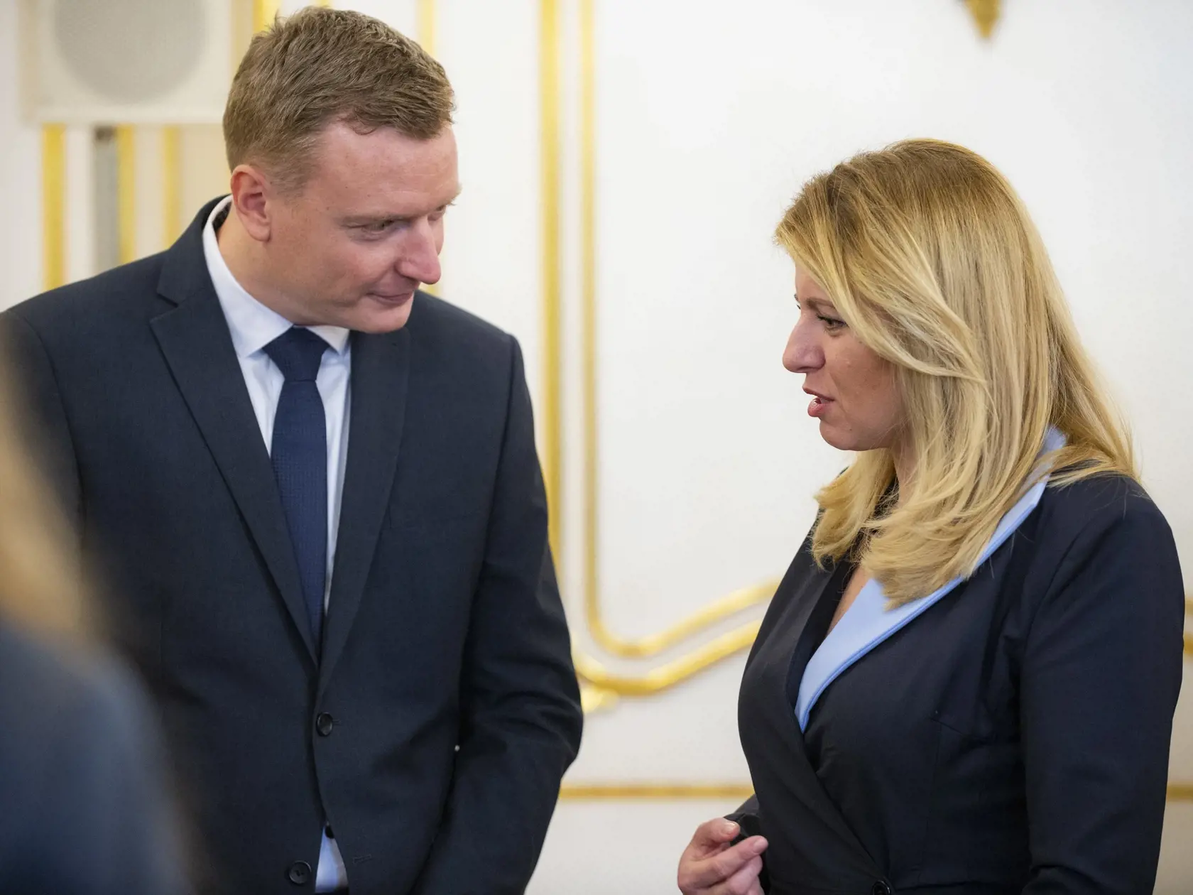 Na snímke vpravo prezidentka SR Zuzana Čaputová a vľavo riaditeľ Nadácie pre deti Slovenska Ondrej Gallo počas prijatia v rámci projektu Hodina deťom  v Prezidentskom paláci 14. novembra 2019 v Bratislave. FOTO TASR - Jakub Kotian