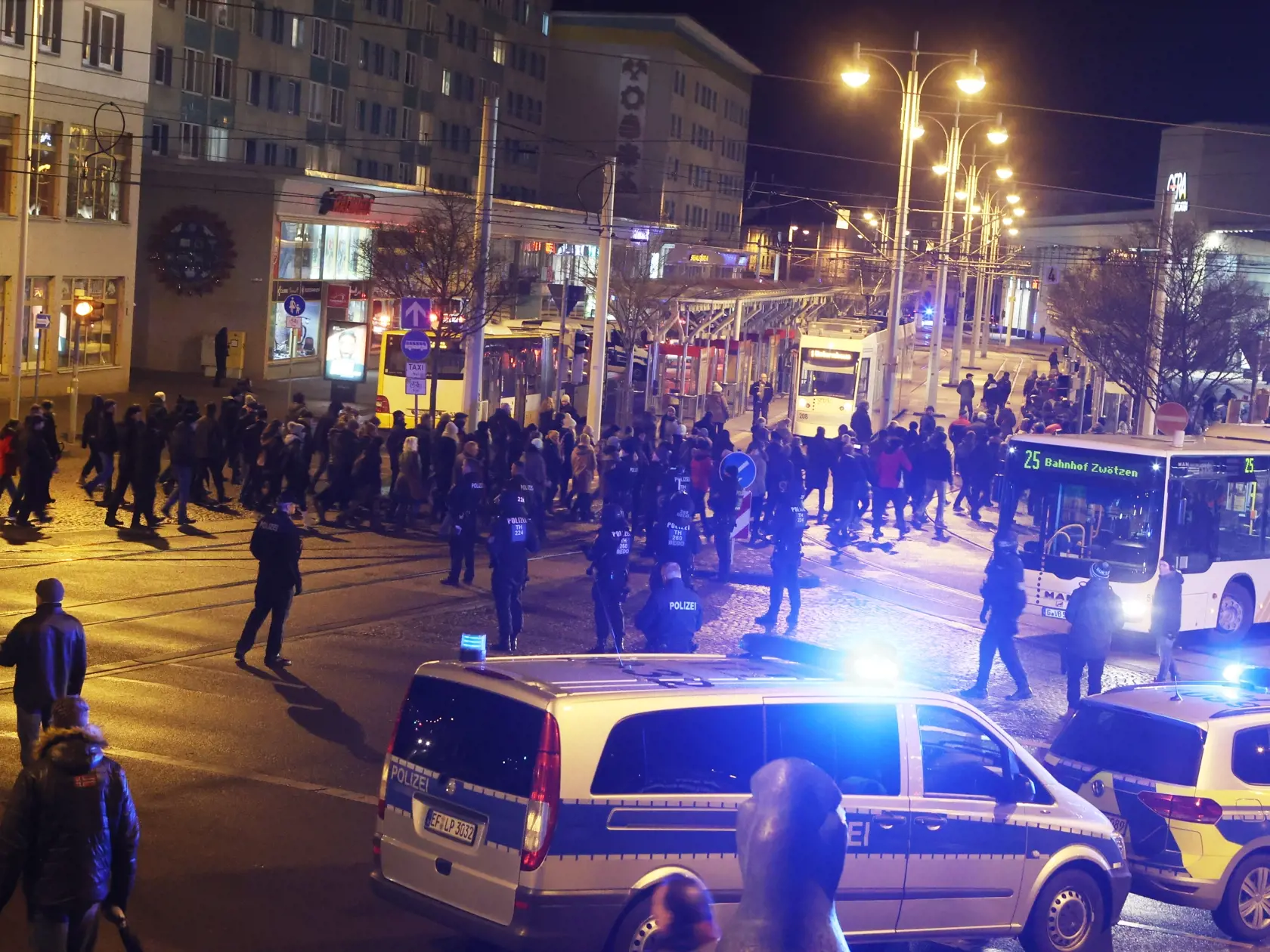 Na snímke ľudia protestujú proti pandemickým opatreniam v meste Gera, nemeckej spolkovej krajine Durínsko v pondelok 7. februára 2022. Množstvo ľudí opäť vyšlo v pondelok večer do ulíc vo viacerých nemeckých mestách v súvislosti s opatreniami proti pandémii koronavírusu zavedenými spolkovou vládou i krajinskými kabinetmi.