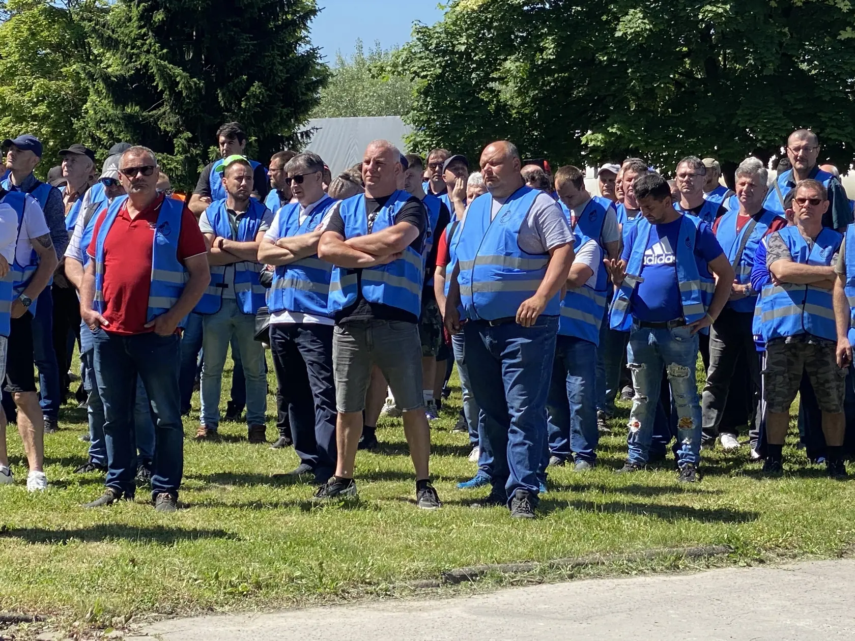 Pred budovou drevospracujúcej firmy Bukóza Vranov so 70-ročnou históriou, ktorej hrozí krach a prepúšťanie 700 ľudí, sa v stredu 15. mája 2024 zhromaždili nespokojní zamestnanci. Tí vravia o meškajúcich výplatach, dostávajú iba 60-platu, lebo výroba je pozastavená.