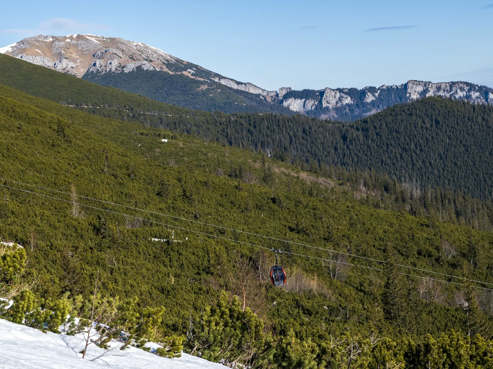 Na snímke Belianske Tatry (v pozadí) zo Skalnatého plesa 31. januára 2025. FOTO TASR - Veronika Mihaliková