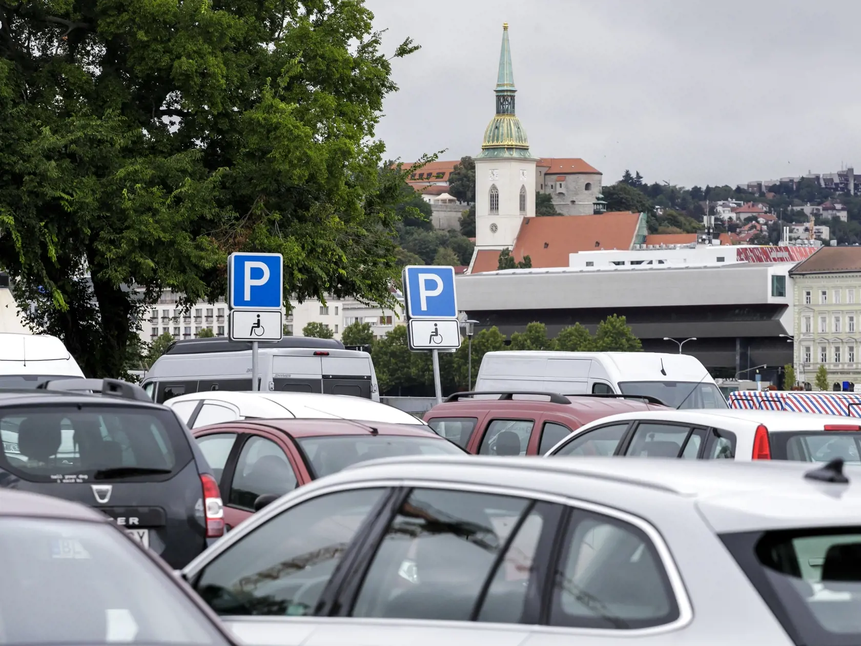 "Nový font písma nahradí desaťročia používané písmo, ktoré už nespĺňa moderné trendy a požiadavky kladené na čitateľnosť písma predovšetkým za zníženej viditeľnosti a na automatizované spracovanie evidenčných čísel z tabuliek na rôzne účely," vysvetlil rezort.