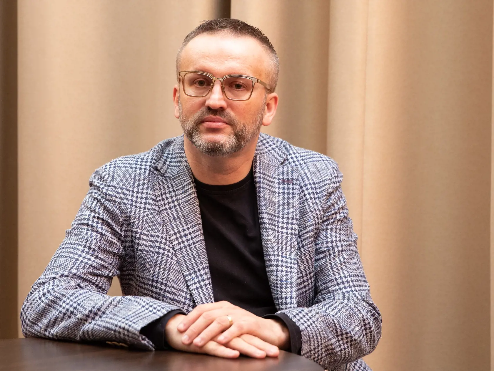 Na snímke je bývalý šéf SIS Vladimír Pčolinský počas rozhovoru v Bratislave. 