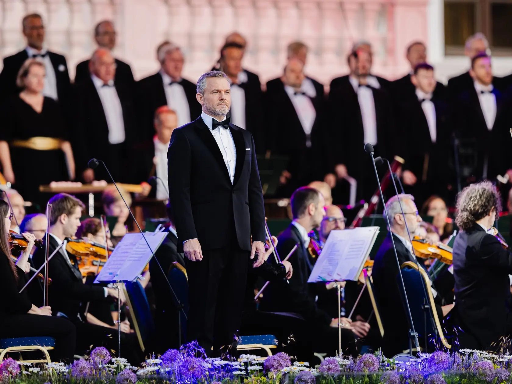 "Celý koncert mal aj benefičný rozmer  – z výťažku podporíme dve základné umelecké školy a občianske združenie," napísal prezident Peter Pellegrini na svojom facebookovom profile. 