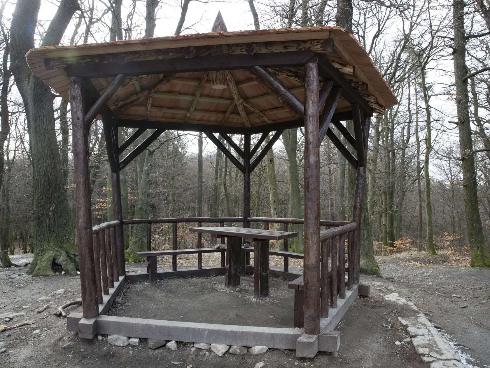 Miesto, kde zvykli oddychovať alebo sa posilniť jedlom tí, ktorí sa vybrali na Kolibu, možno teraz radšej niektorí obídu. Práve tu sa obesil mladý hokejista.