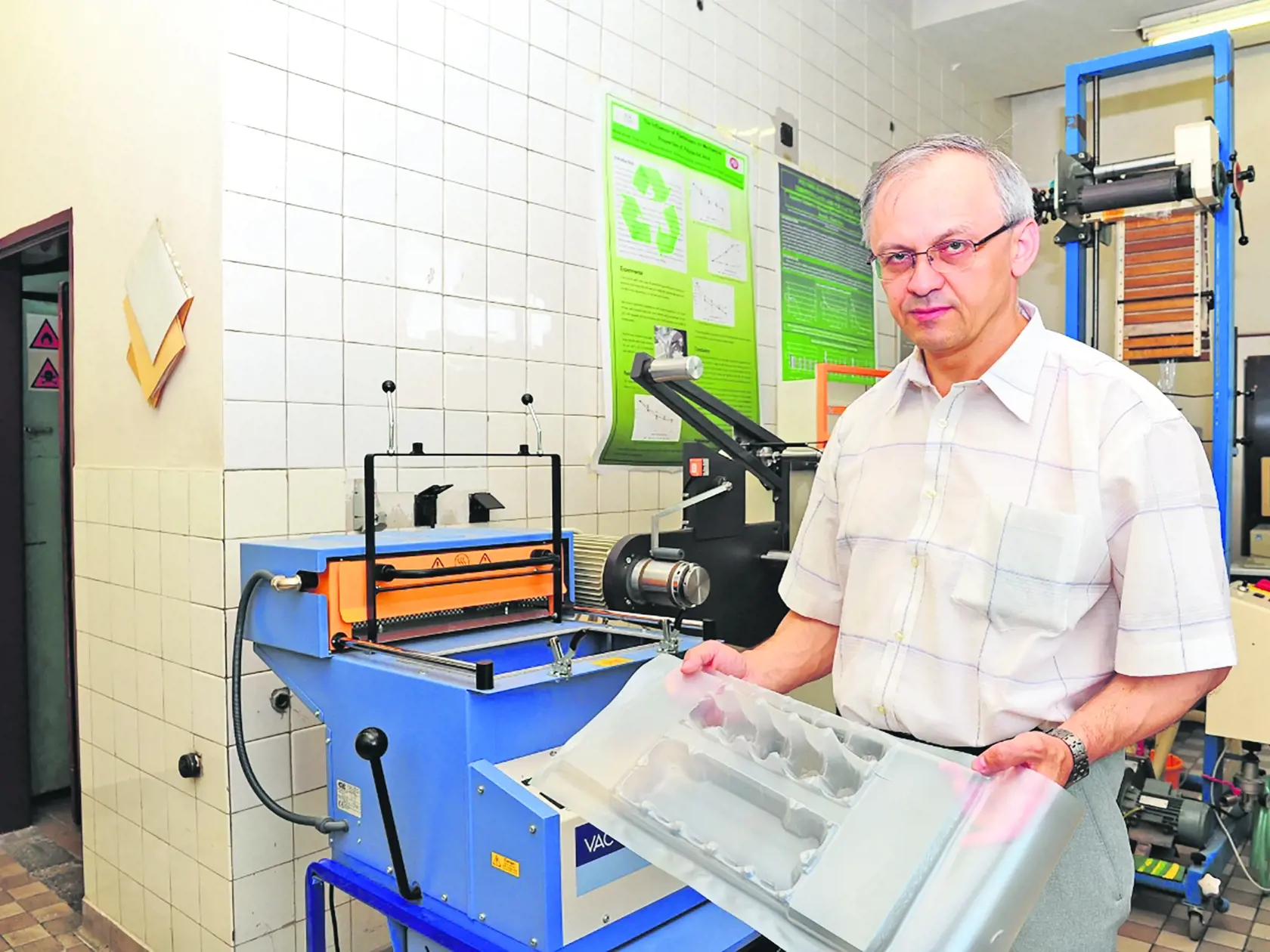 Profesor Pavel Alexy ukazuje unikátny bioplast. Vyrobili ho z oleja. ktorý je nebezpečným odpadom.