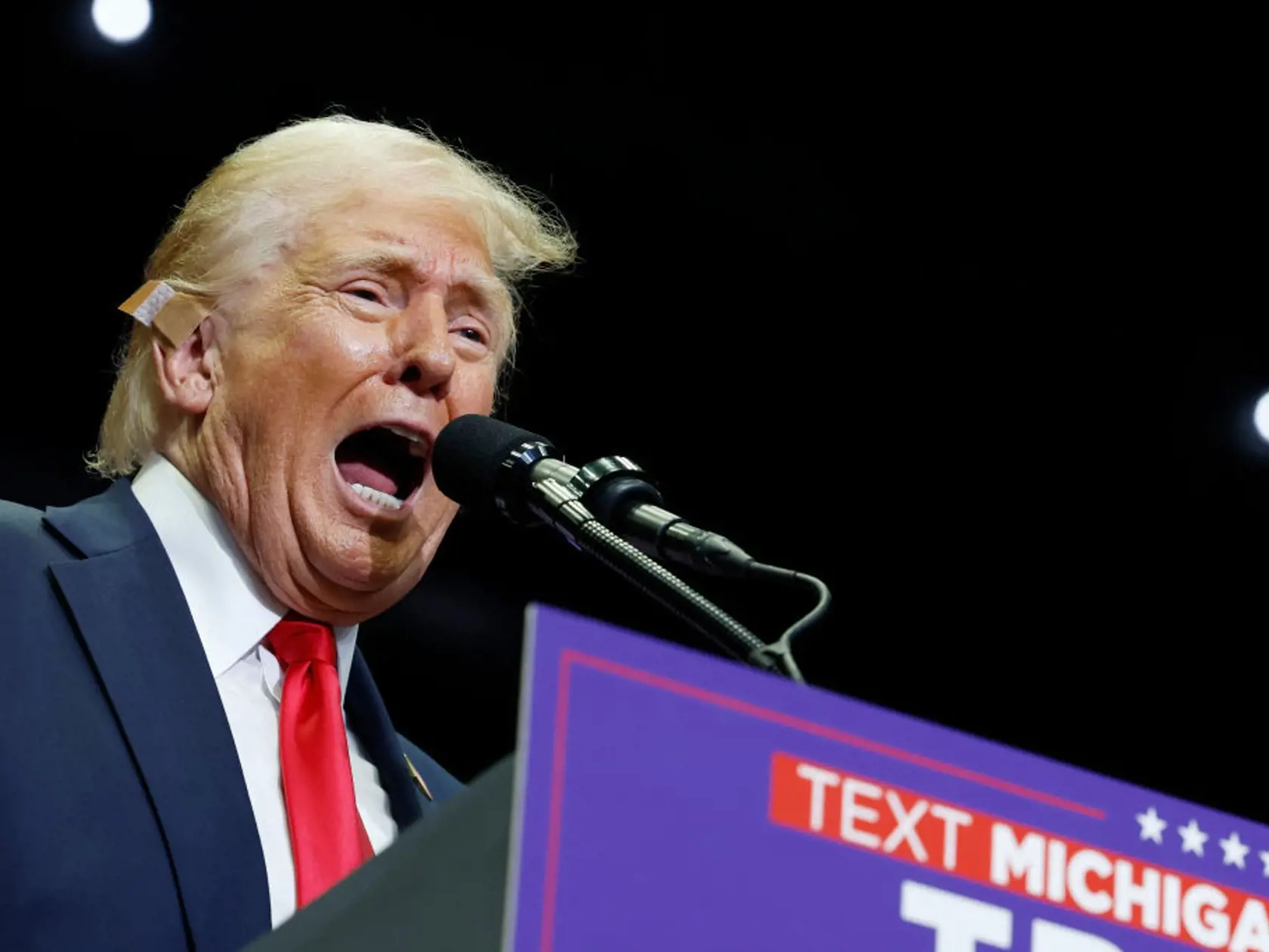 Donald Trump si už dal dole obväz z postreleného ucha. O špičku ucha prišiel, prelepil si ju leukoplastom.