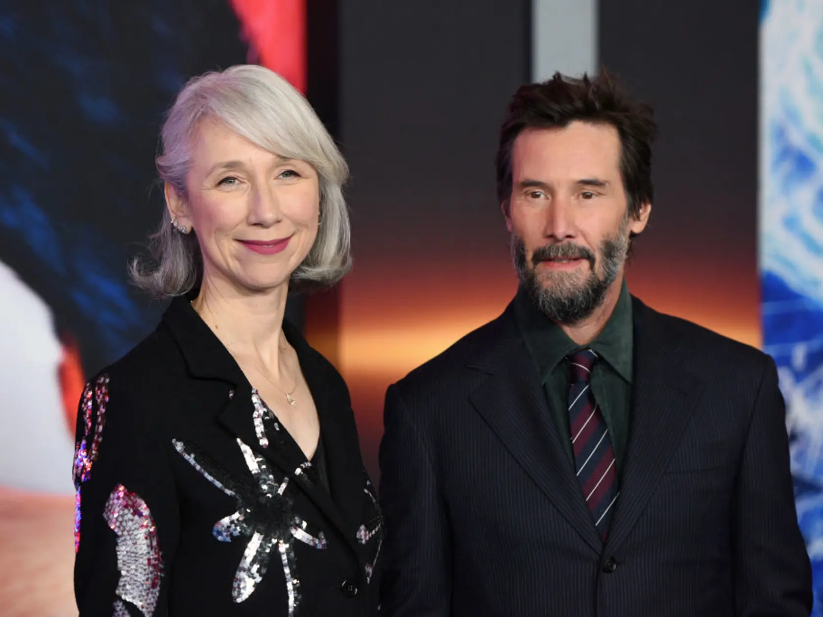 Keanu Reeves na premiére filmu Ježko SONIC 3 s partnerkou Alexandrou Grant. On mal oblek, ona metalické šaty. Stále vyzerajú zamilovane. 