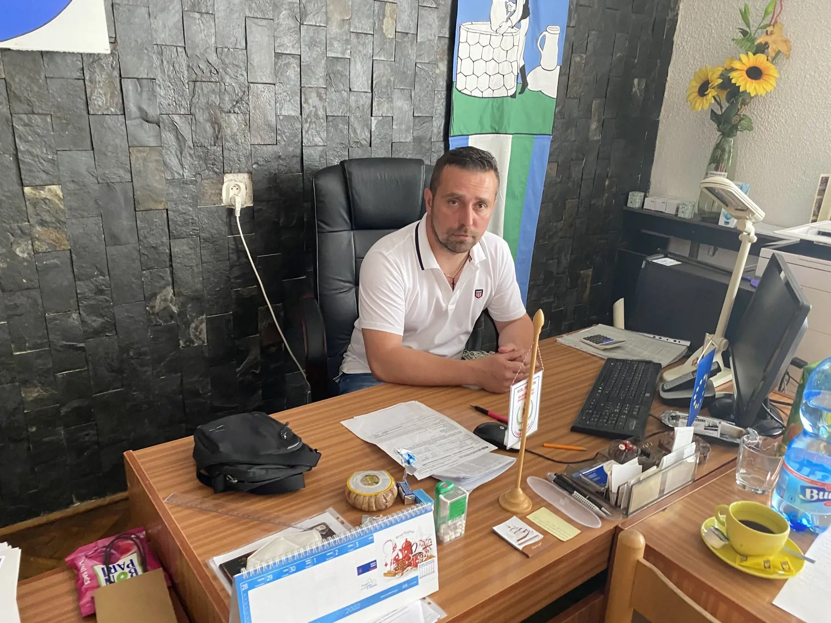 Starosta obce Vyšný Mirošov (okres Svidník) osem rokov čelí stíhaniu za machinácie s financiami obce, odvtedy mu pribudli ďalšie obvinenia aj obžaloby. On však vraví o nedorozumení a porušenie zákona odmieta.