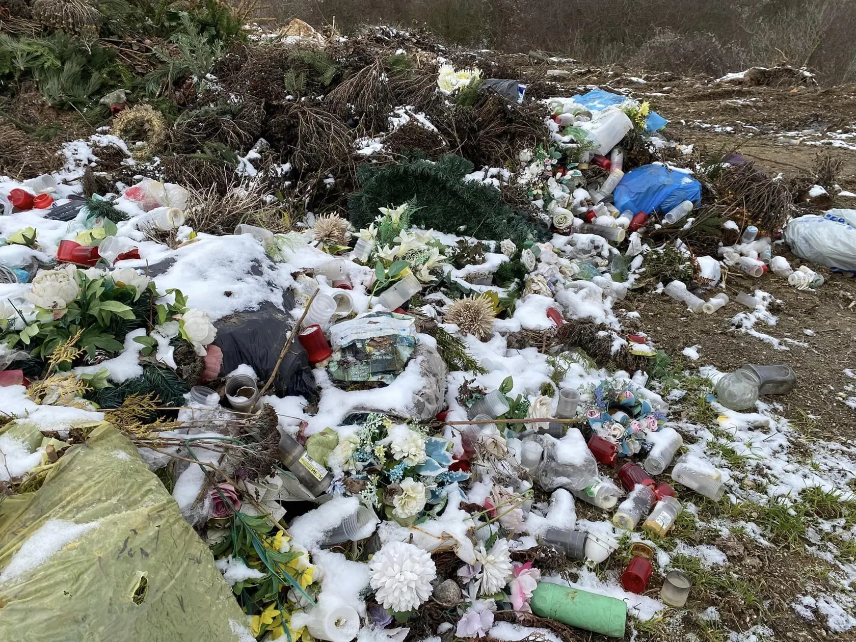 “Počas jednej z prechádzok som bohužiaľ nafotila odpad, ktorý pochádzal z obecného cintorína a bol vyvezený na nelegálnu skládku v Segedíne. Takže nie len nezodpovední občania, ale aj obec a nezodpovedné rozhodnutia vedenia alebo zamestnancov prispieva k vývozu odpadu do týchto miest,” povedala nám Petra.