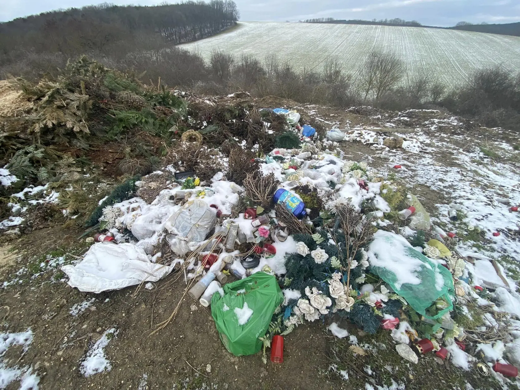 “Počas jednej z prechádzok som bohužiaľ nafotila odpad, ktorý pochádzal z obecného cintorína a bol vyvezený na nelegálnu skládku v Segedíne. Takže nie len nezodpovední občania, ale aj obec a nezodpovedné rozhodnutia vedenia alebo zamestnancov prispieva k vývozu odpadu do týchto miest,” povedala nám Petra.