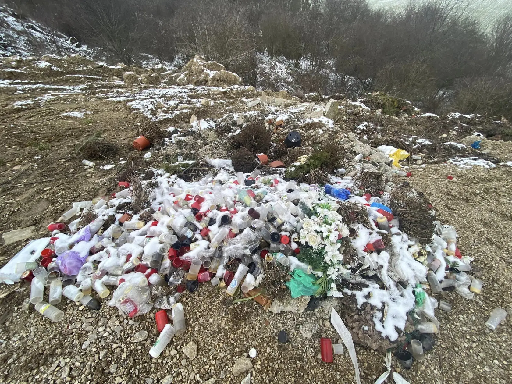 “Počas jednej z prechádzok som bohužiaľ nafotila odpad, ktorý pochádzal z obecného cintorína a bol vyvezený na nelegálnu skládku v Segedíne. Takže nie len nezodpovední občania, ale aj obec a nezodpovedné rozhodnutia vedenia alebo zamestnancov prispieva k vývozu odpadu do týchto miest,” povedala nám Petra.
