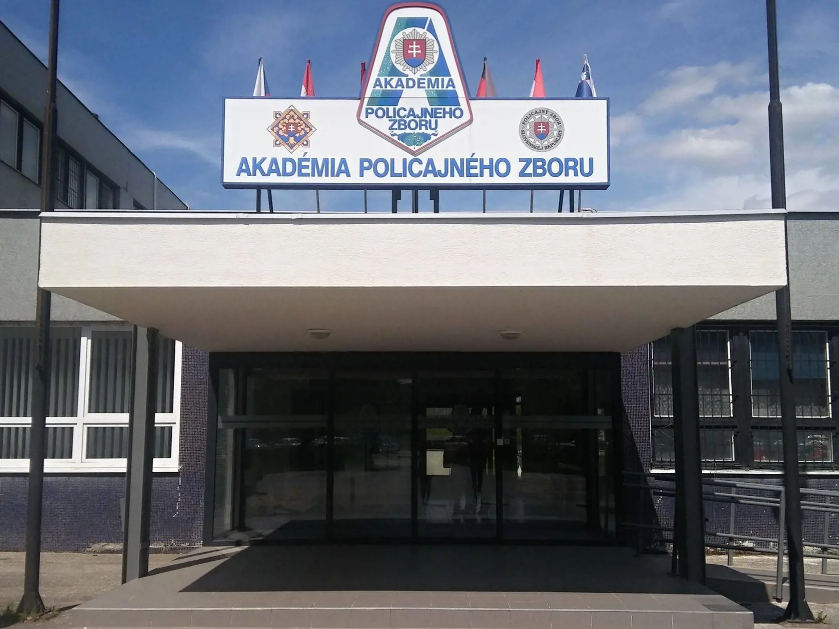 Kadetka Akadémie Policajného zboru utrpela strelené zranenie na krúžku v areáli školy.