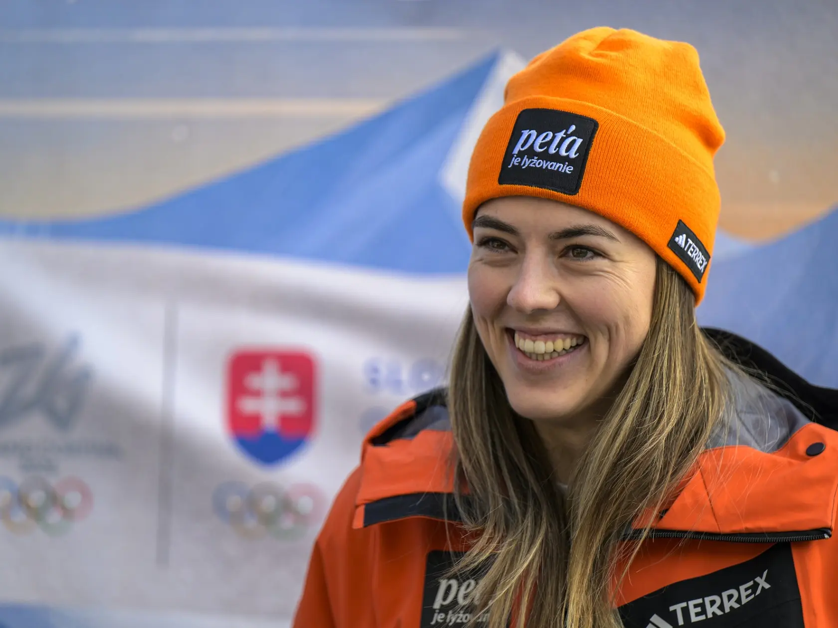 Na snímke slovenská reprezentantka v zjazdovom lyžovaní Petra Vlhová sa usmieva počas tlačovej besedy pri príležitosti odpočítavania jedného roka do začiatku zimných olympijských hier 2026. 