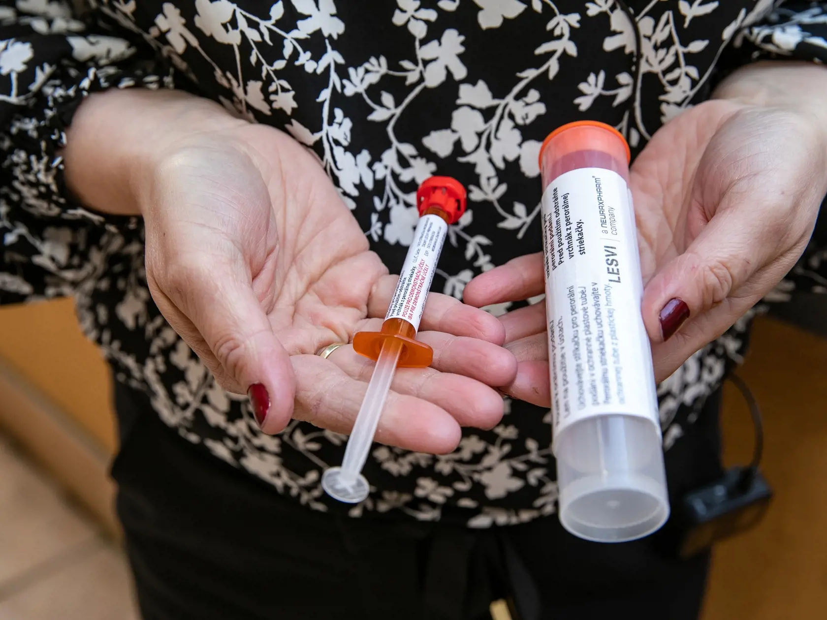 „Náš život je od momentu diagnostikovania epilepsie naplnený neustálym stresom a strachom, ale aj vďaka novému lieku s novou formou aplikácie je to ľahšie. Upokojuje ma myšlienka, že v prípade potreby by ľudia okolo mojej dcéry boli viac ochotní a menej by sa báli podať jej potrebný liek, ktorý zastaví záchvat,“ uzatvára Jana.