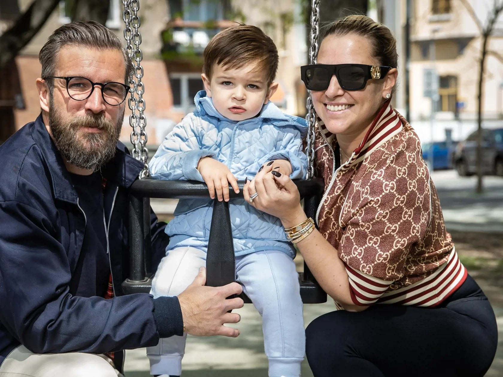 Dominika Navara Cibulková a Michal Navara pri prechádzke Bratislavou s ich synom.