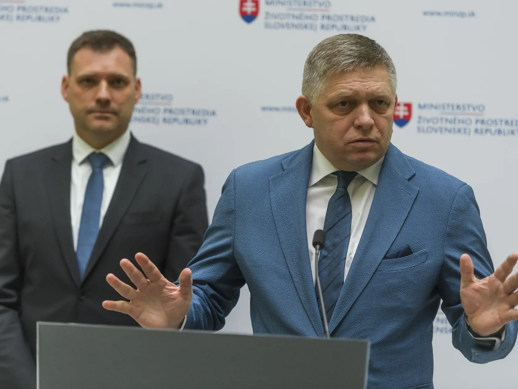 Na snímke zľava minister životného prostredia SR Tomáš Taraba (nominant SNS) a predseda vlády SR Robert Fico (Smer-SD) počas tlačovej konferencie po spoločnom stretnutí na rezorte životného prostredia v Bratislave 9. novembra 2023.