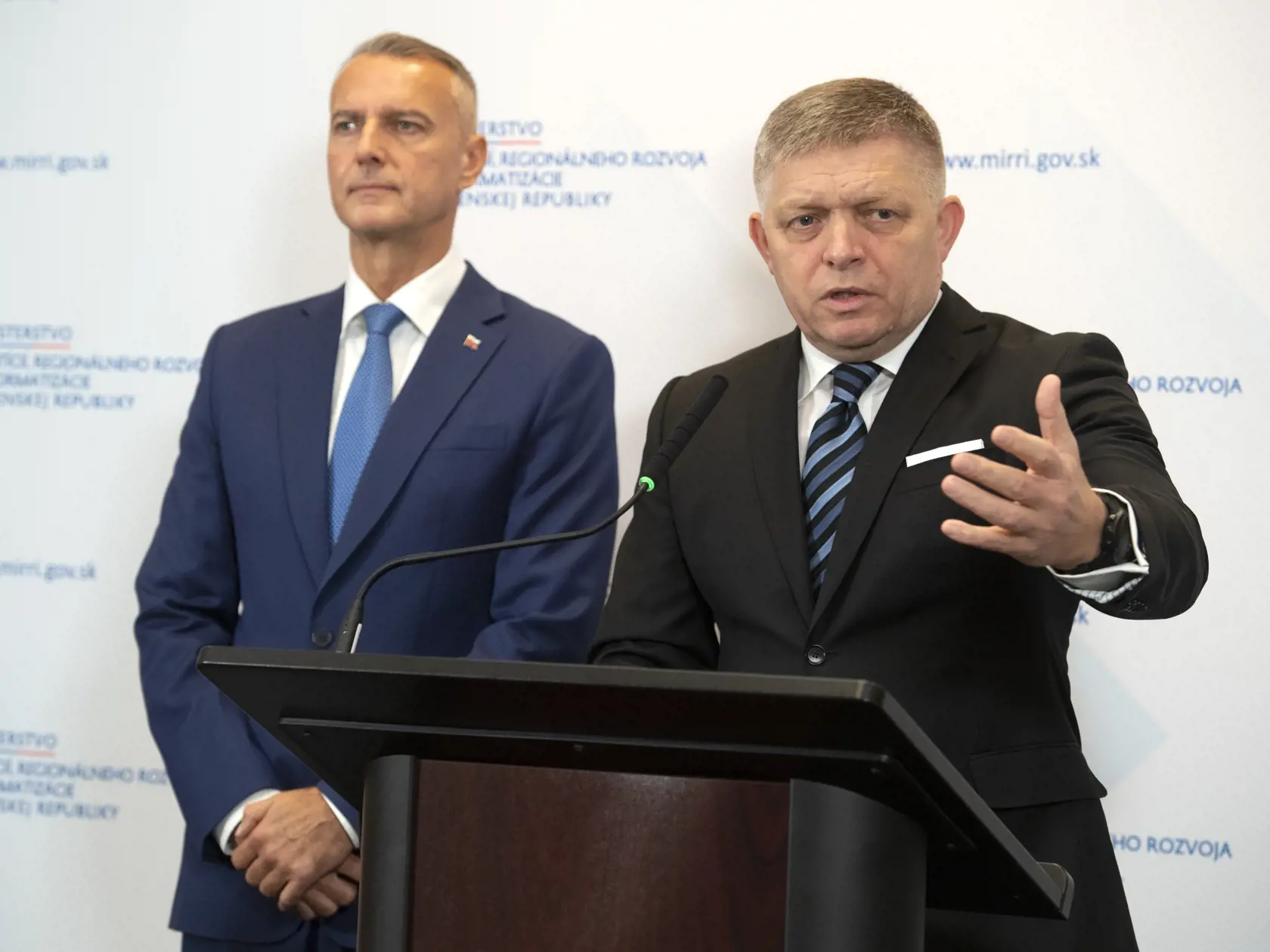 Na snímke vpravo predseda vlády SR Robert Fico a vľavo minister investícií, regionálneho rozvoja a informatizácie (MIRRI) SR Richard Raši počas návštevy na pôde rezortu MIRRI 31. októbra 2023 v Bratislave.
