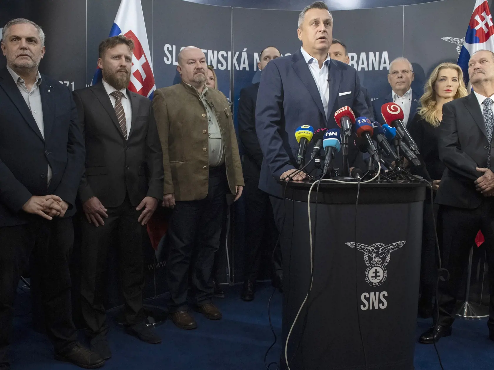 Na snímke uprostred predseda SNS Andrej Danko počas tlačovej konferencie 24. októbra 2023 v Bratislave.