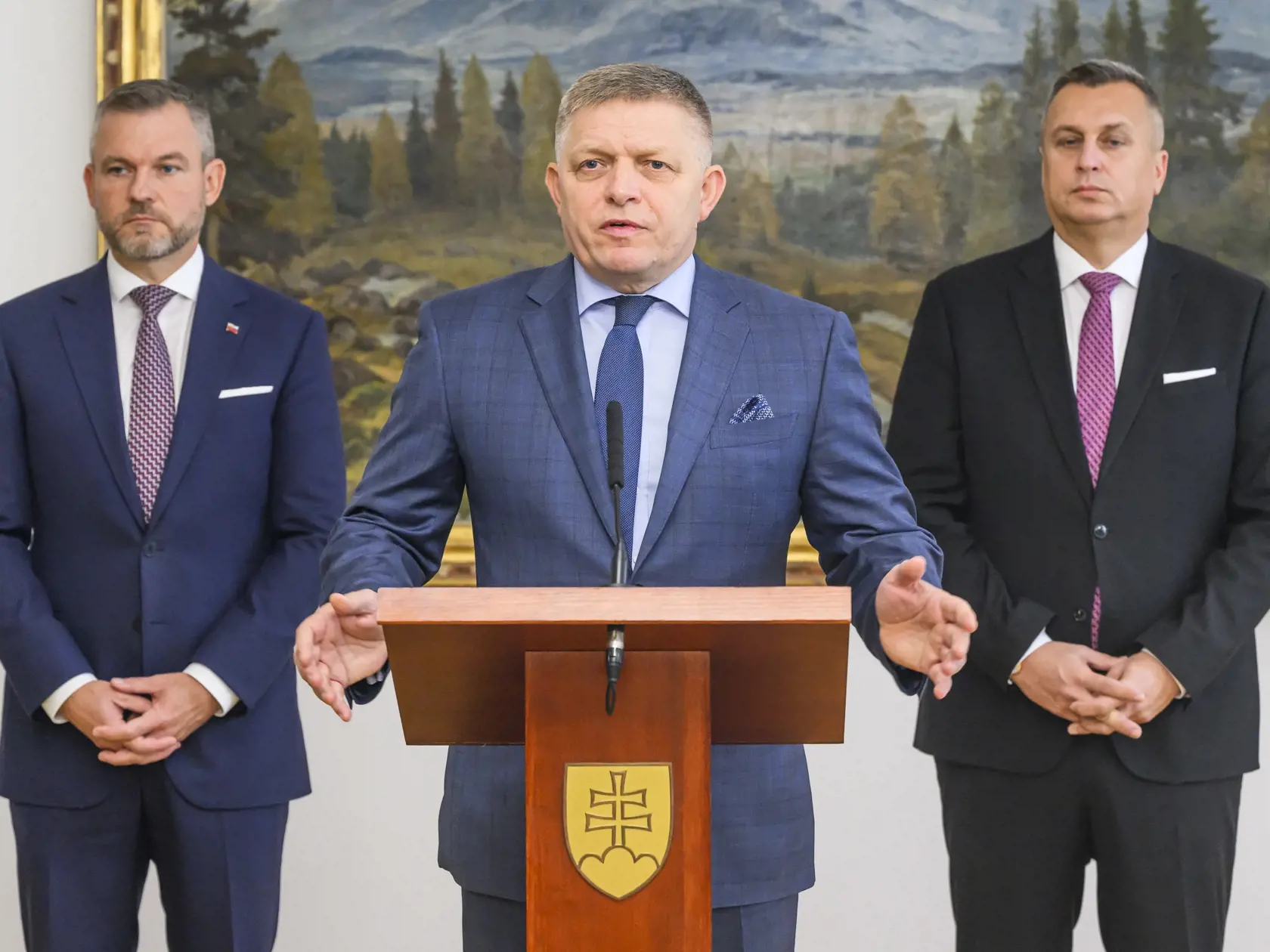 Na snímke zľava predseda HLAS-SD Peter Pellegrini, predseda SMER-SD Robert Fico a predseda SNS Andrej Danko po podpise memoranda o porozumení, v historickej budove NR SR v Bratislave 11. októbra 2023.