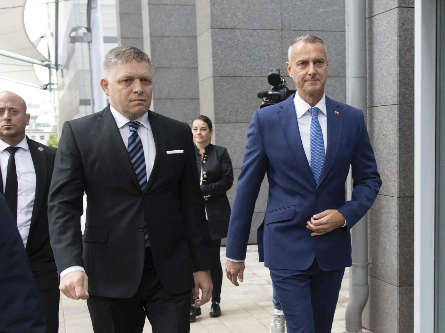 Na snímke vpravo minister investícií, regionálneho rozvoja a informatizácie (MIRRI) SR Richard Raši a vľavo predseda vlády SR Robert Fico počas návštevy na pôde rezortu MIRRI 31. októbra 2023 v Bratislave.