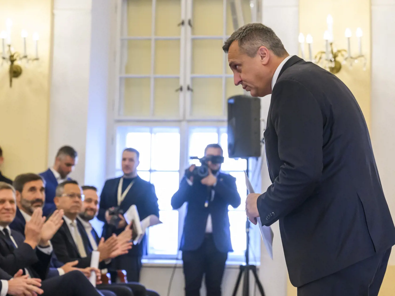 Na snímke vpravo predseda SNS Andrej Danko, prvý zľava predseda SMER-SD Robert Fico počas slávnostného odovzdávania osvedčení poslancom Národnej rady SR v historickej budove NR SR v Bratislave 9. októbra 2023.
