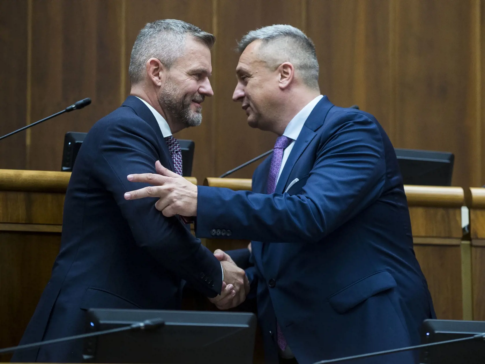Na snímke zľava novozvolený predseda NR SR Peter Pellegrini (Hlas-SD) a novozvolený podpredseda parlamentu Andrej Danko (SNS) si podávajú ruky po voľbe podpredsedov NR SR počas ustanovujúcej schôdze parlamentu v Bratislave v stredu 25. októbra 2023.
