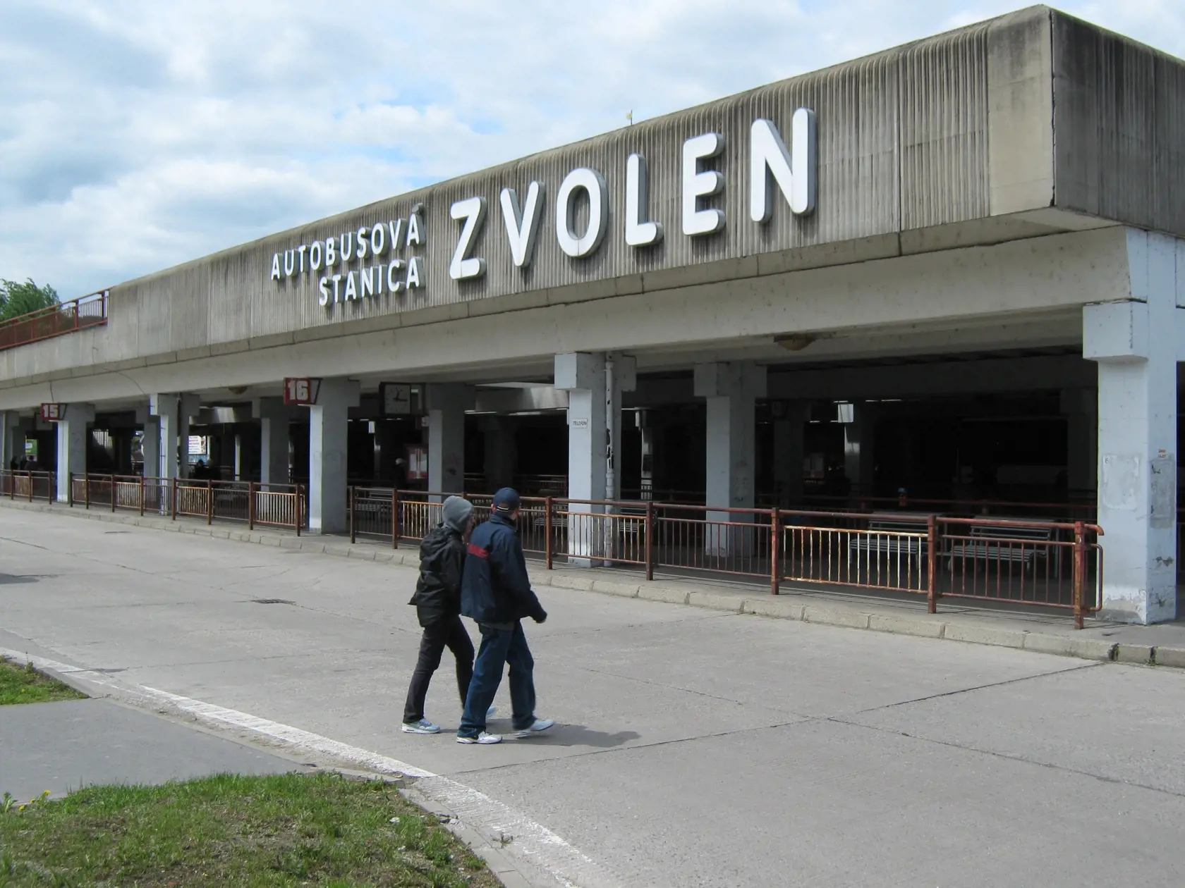 Stanica sa zmenila na nepoznanie. Zastávky sú pod obrovskou strechou a nechýbajú hodiny, aby ste svoj spoj nezmeškali.