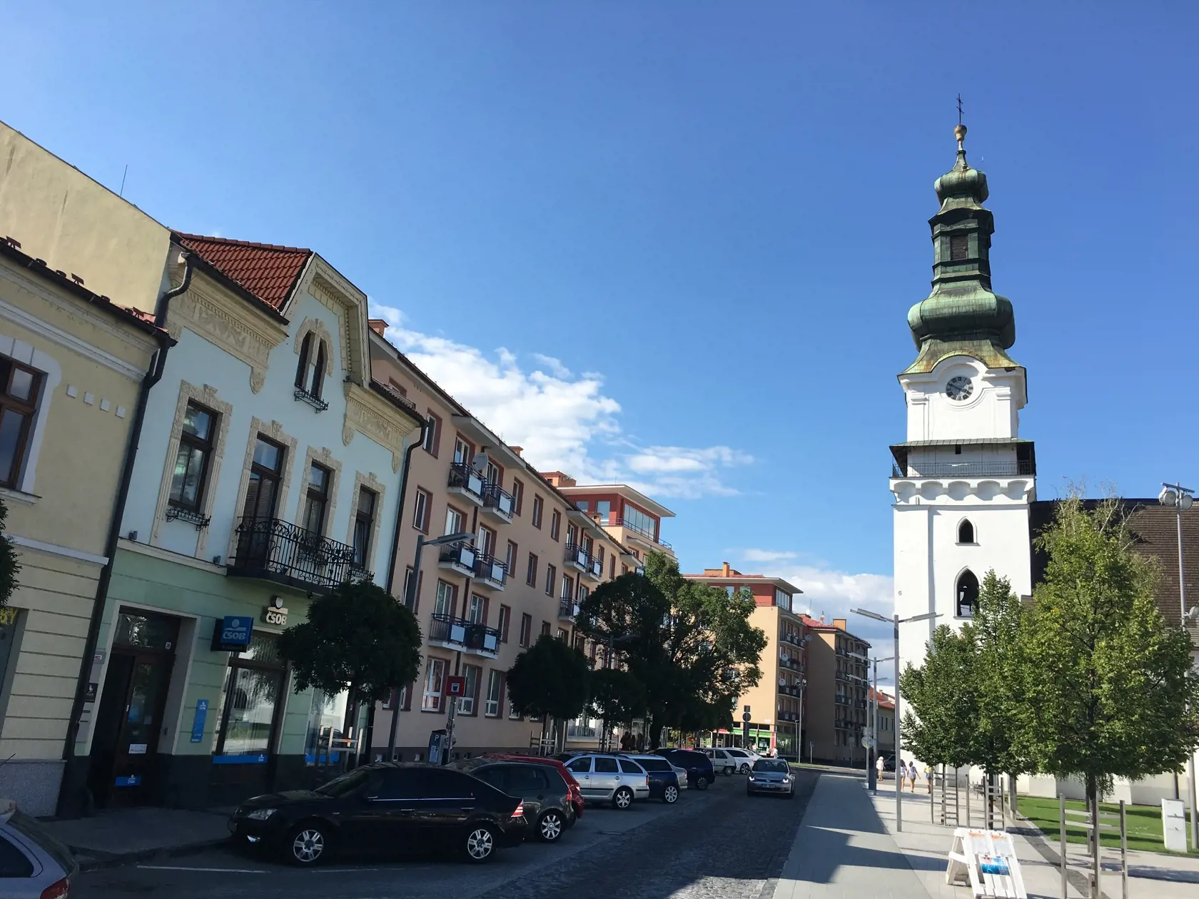 Pribudli autá, aj betón.