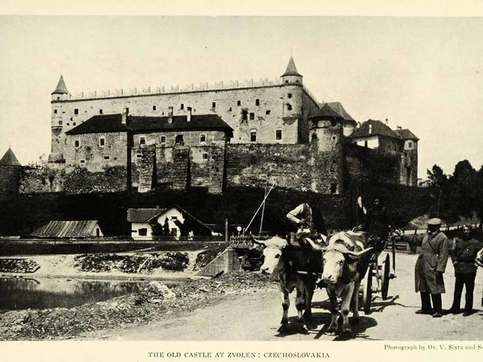 Zvolenský zámok v roku 1921. Volské záprahy pri ňom v teraz určite nestretnete.