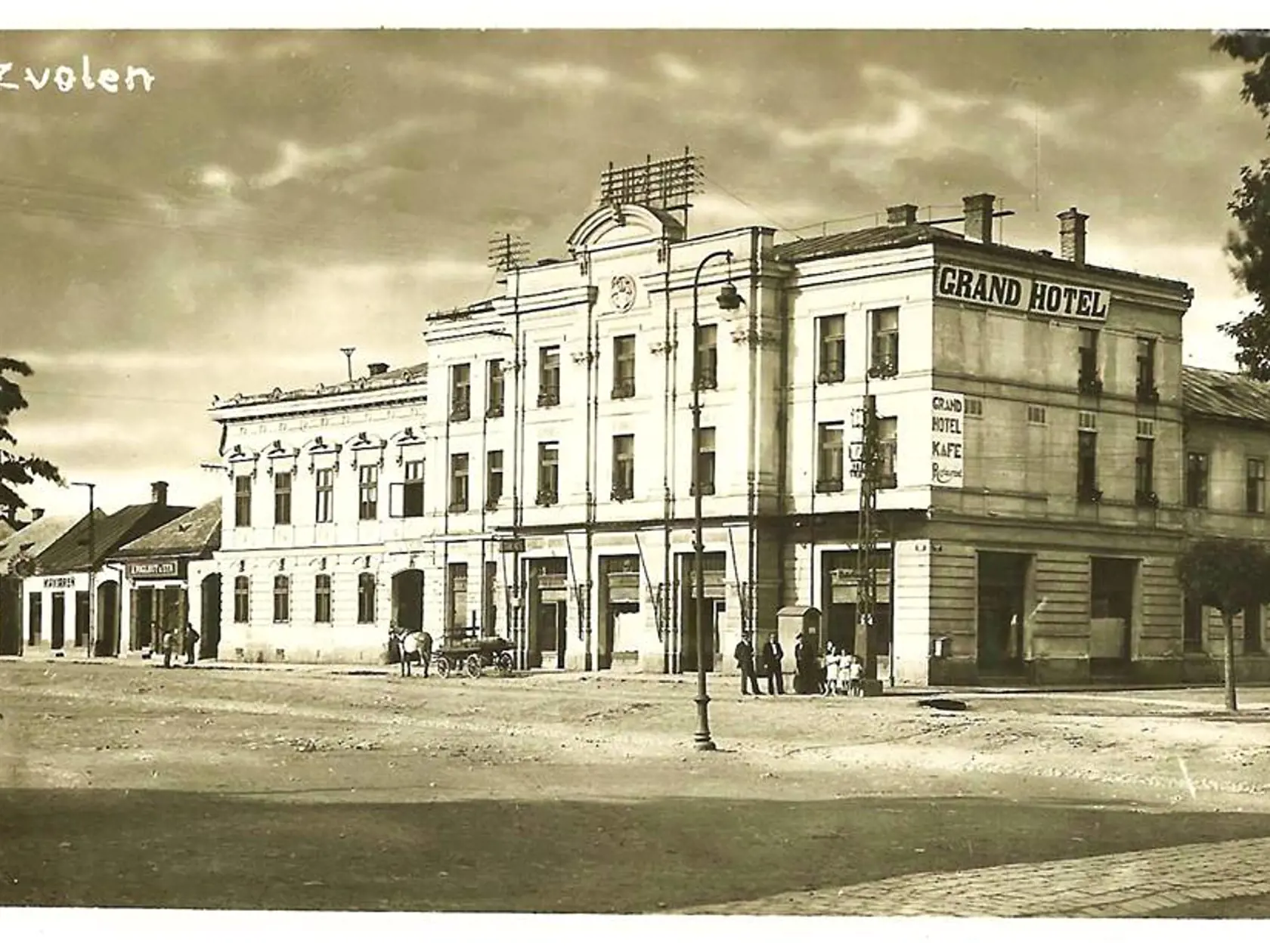 Grand hotel stál v centre Zvolena v roku 1920.