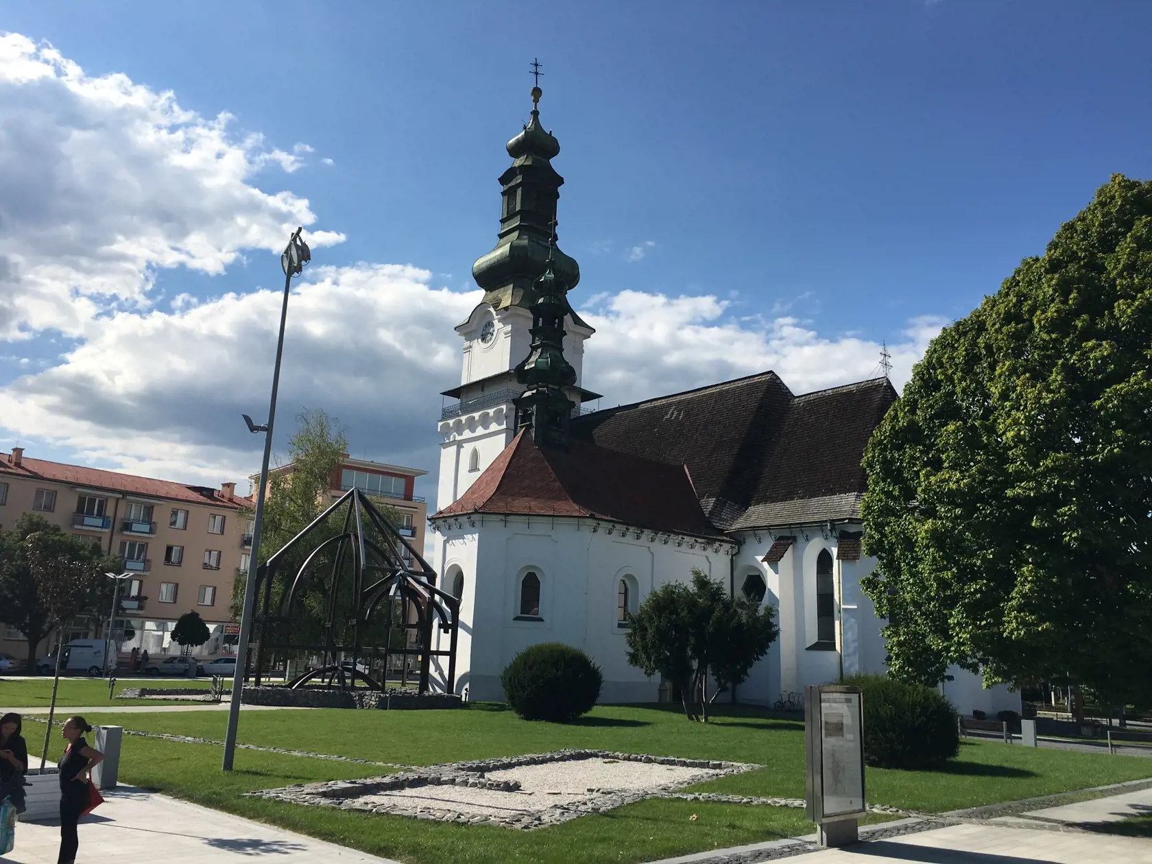 Kostolík sa nezmenil, priestranstvo v jeho okolí však vyzerá inak.