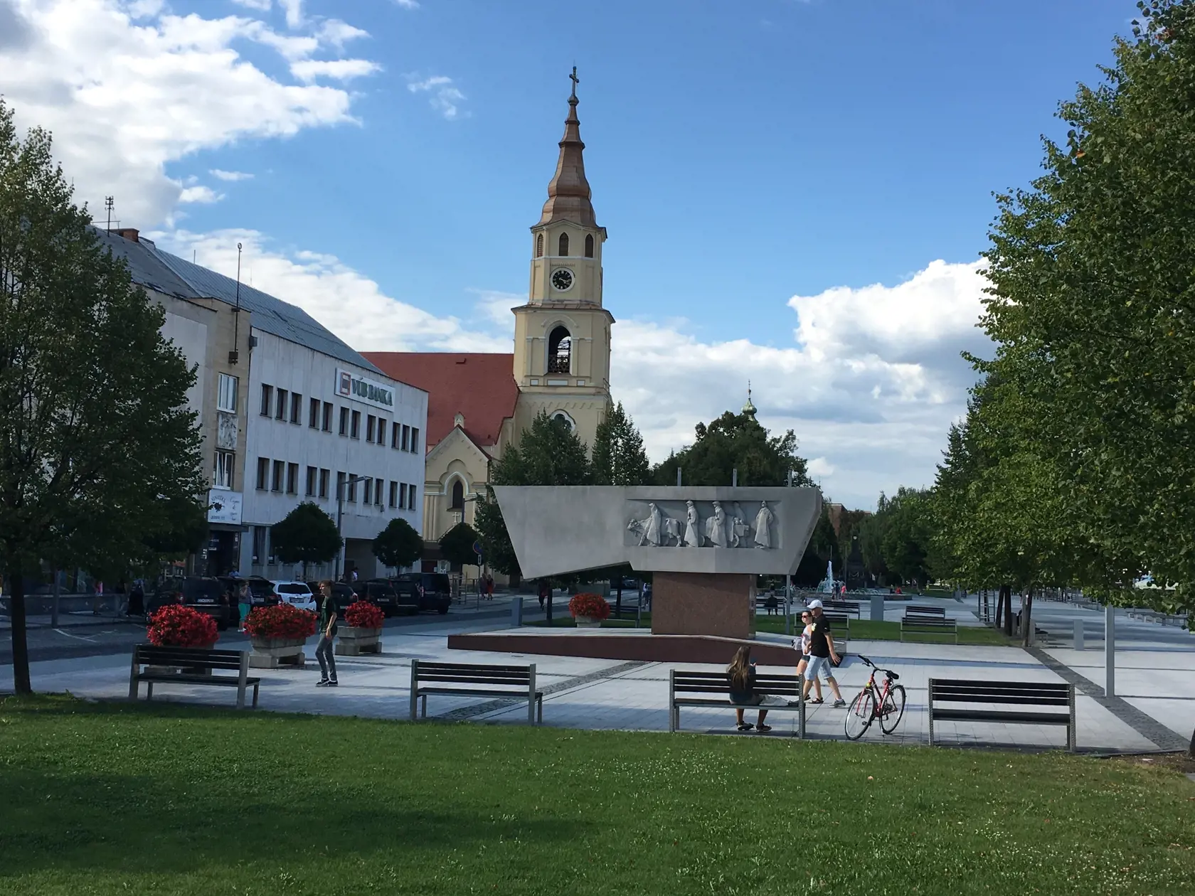 Z podobného uhla pohľadu nám dnes výhľad na ďalšiu vežu prekrývajú stromy a pamätník SNP.