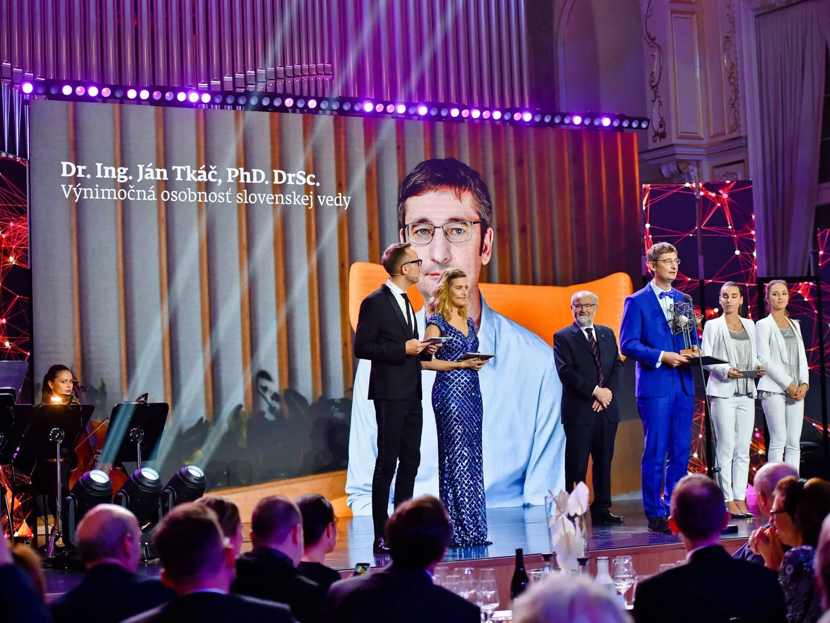 Ocenenie ESET Science Award udeľuje od roku 2019 Nadácia ESET. Nadácia ESET začala so sponzorovaním vedcov, ktorí sa uchádzajú o ERC grant. Na Slovensku sa to dosiaľ podarilo len vedcovi Jánovi Tkáčovi, ktorý je zároveň laureátom spomínaného ocenenia.