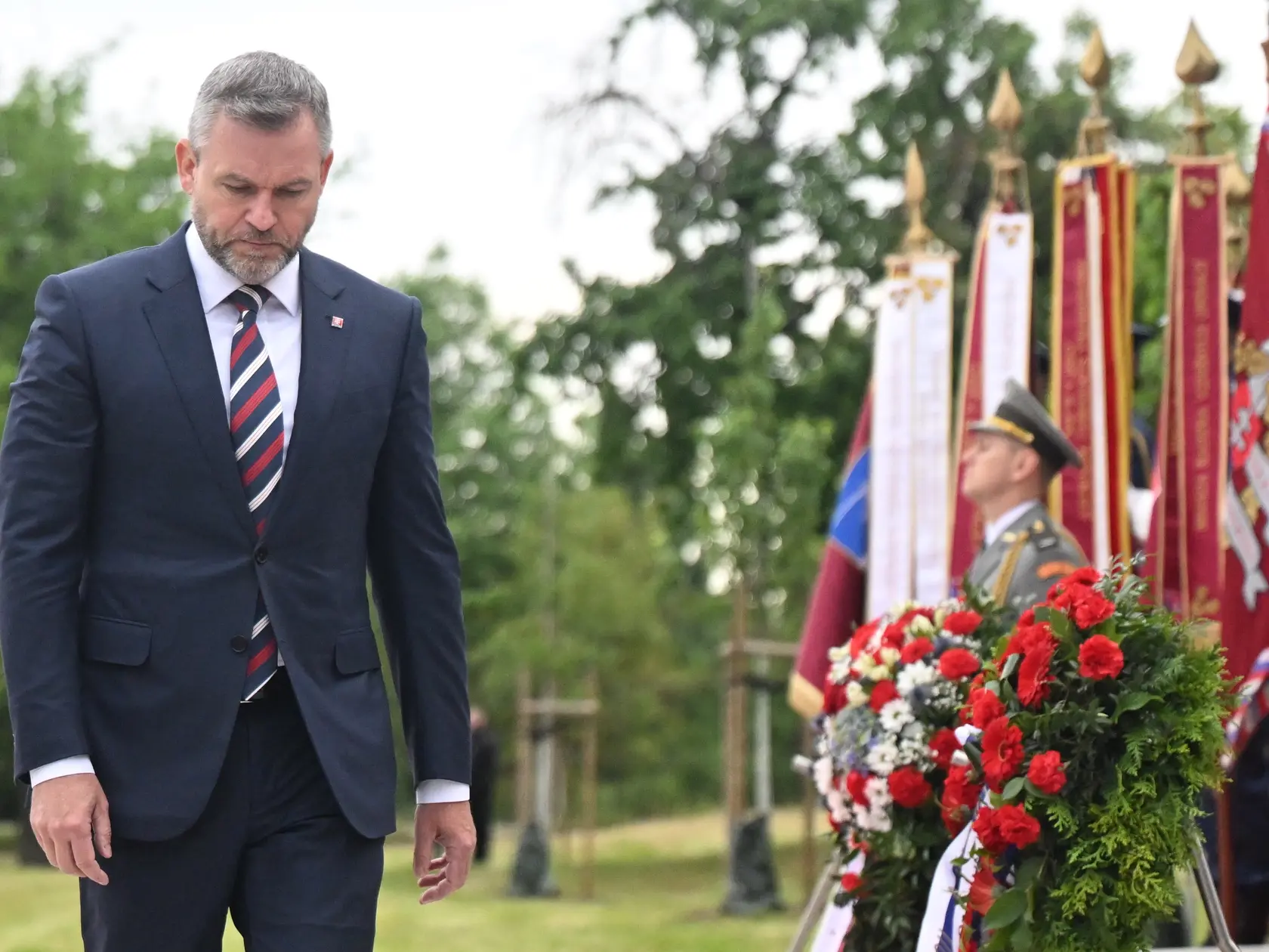 Na snímke vľavo prezident SR Peter Pellegrini počas pietneho aktu kladenia vencov pri Pomníku padlých rumunských vojakov v Piešťanoch.