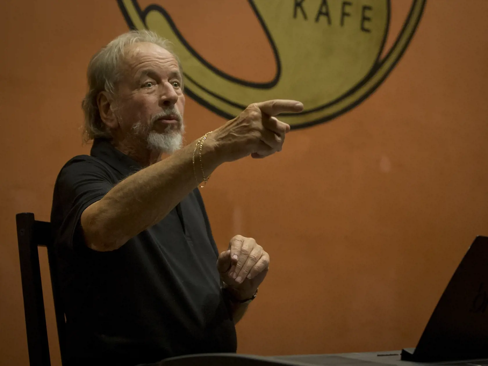 Hviezdy starých slovenských šlágrov sa zišli v bratislavskom Kafe Scherz, kde si spoločne zaspievali svoje najväčšie hity. Na snímke je hudobný skladateľ Igor Bázlik.