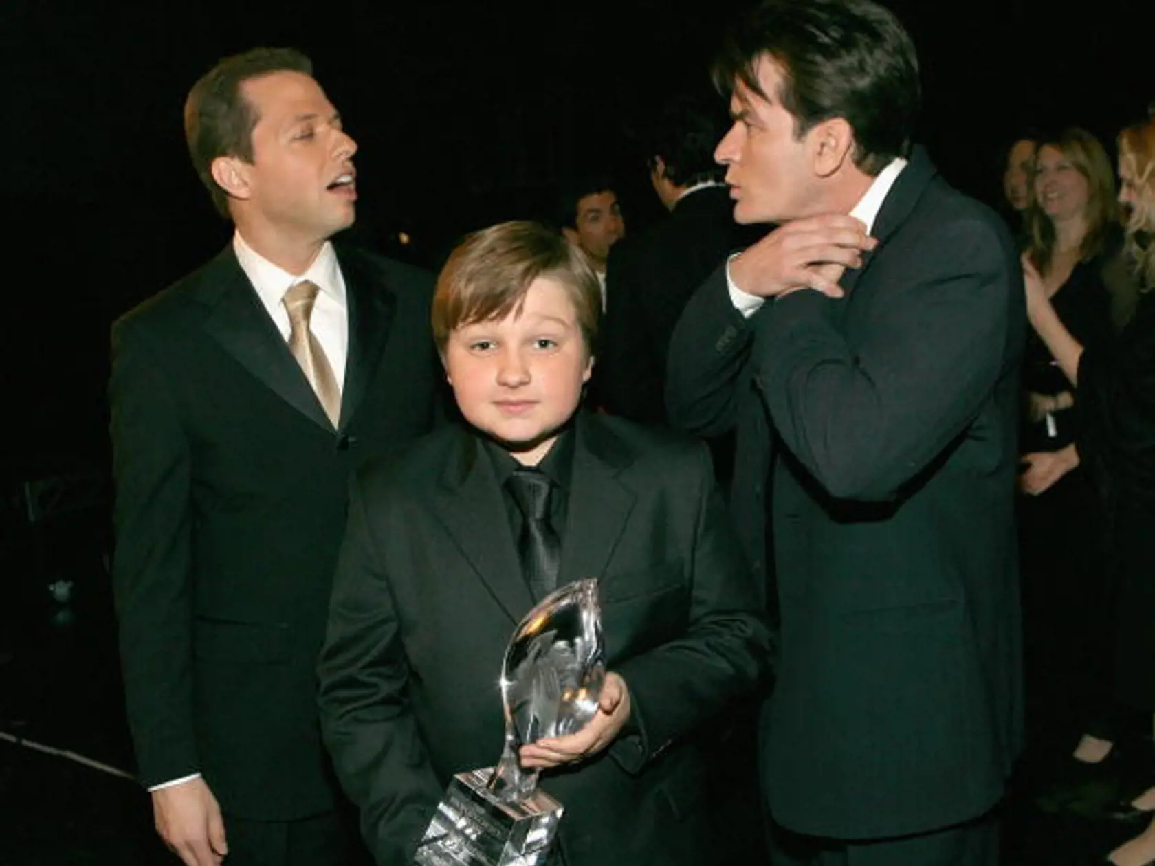 LOS ANGELES - JANUARY 09:  (EXCLUSIVE ACCESS)  Actors Jon Cryer, Angus T. Jones and Charlie Sheen of the show "Two and a Half Men" pose backstage during the 33rd Annual People's Choice Awards held at the Shrine Auditorium on January 9, 2007 in Los Angeles, California.  (Photo by Michael Buckner/Getty Images for PCA)