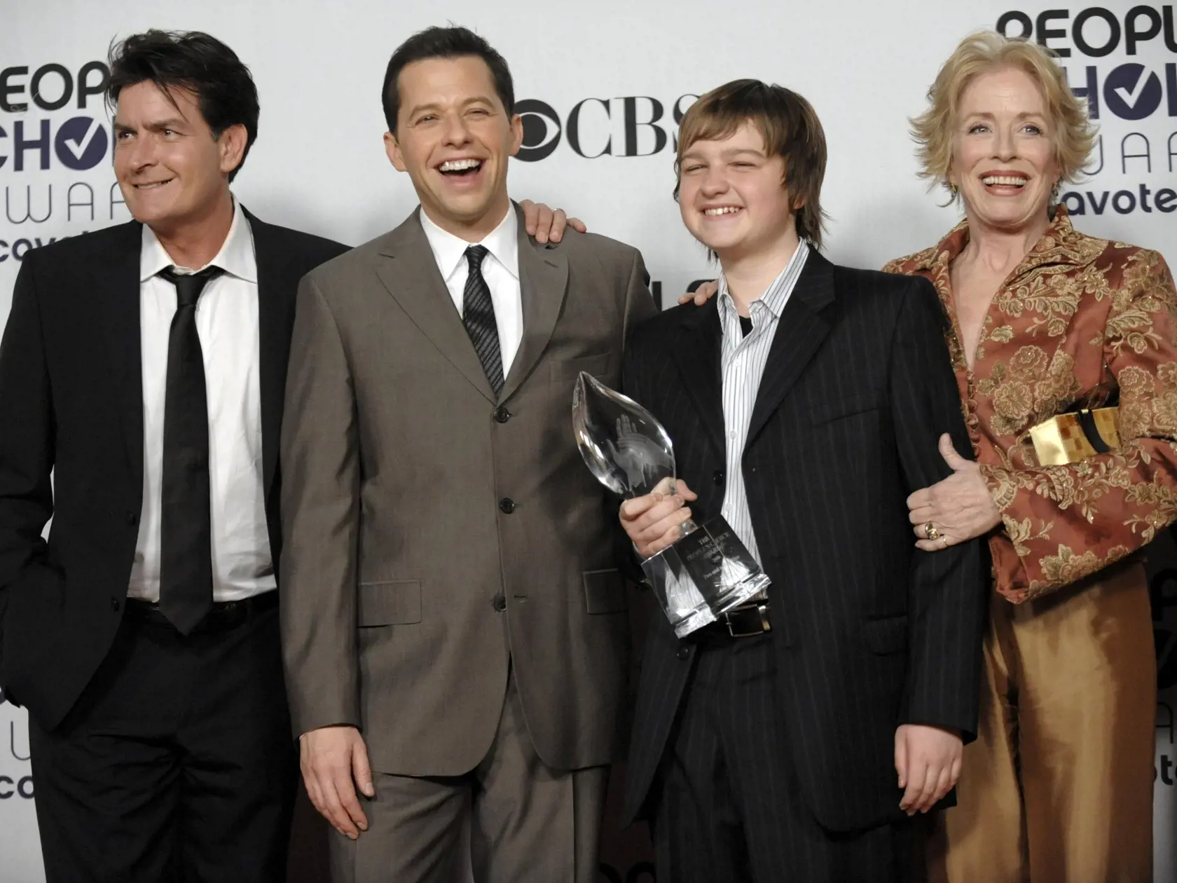 Herci z TV seriálu Dva a pol chlapa, zľava Charlie Sheen, Jon Cryer, Angus T. Jones a Holland Taylor, pózujú s ocenením People´s Choice Awards za najlepšiu TV komédiu na 35. ročníku udeľovania diváckych cien 7. januára 2009 v Los Angeles.