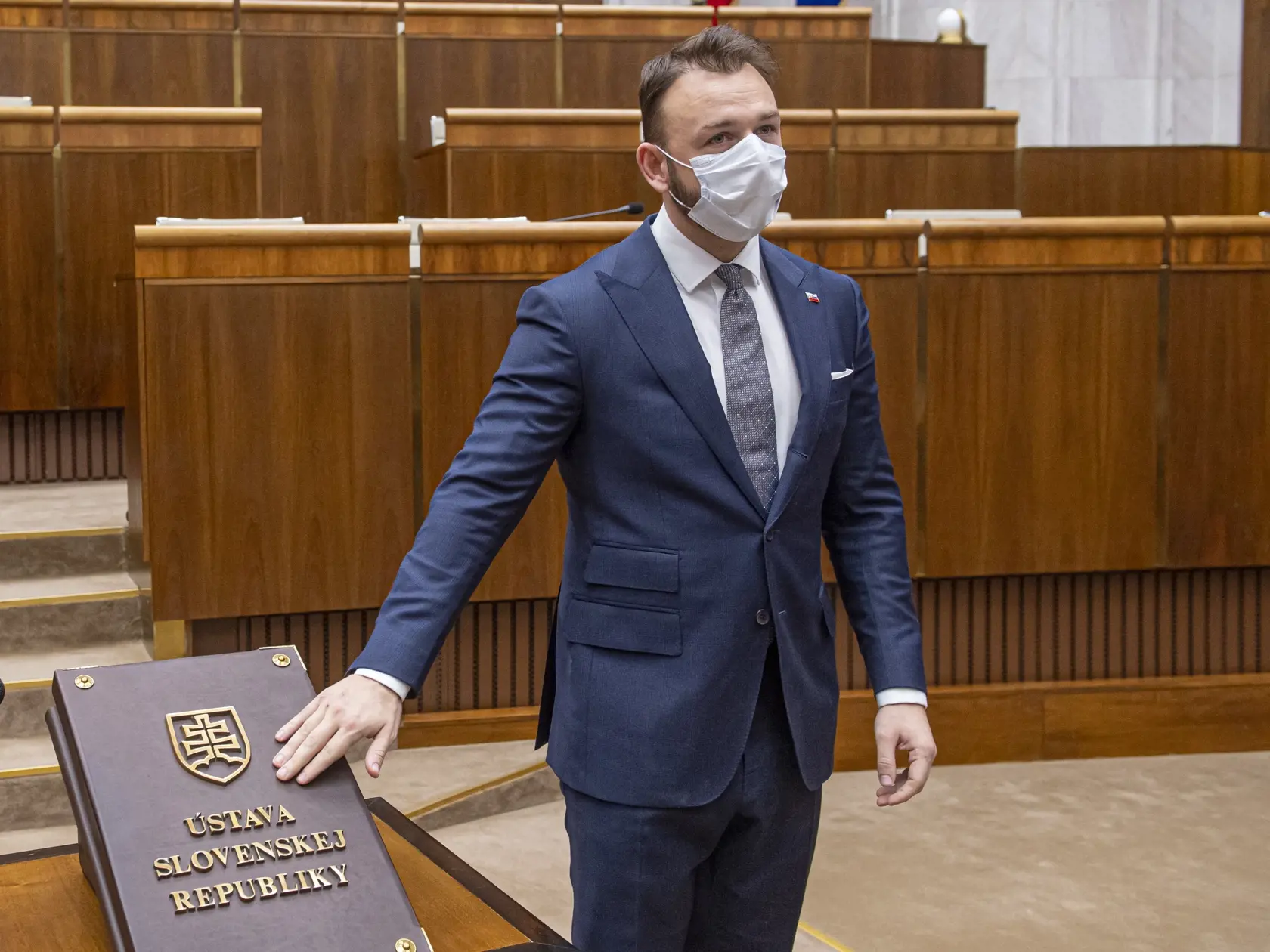 Na snímke Matúš Šutaj Eštok (SMER-SD) s ochranným rúškom skladá poslanecký sľub počas ustanovujúcej schôdze Národnej rady Slovenskej republiky.