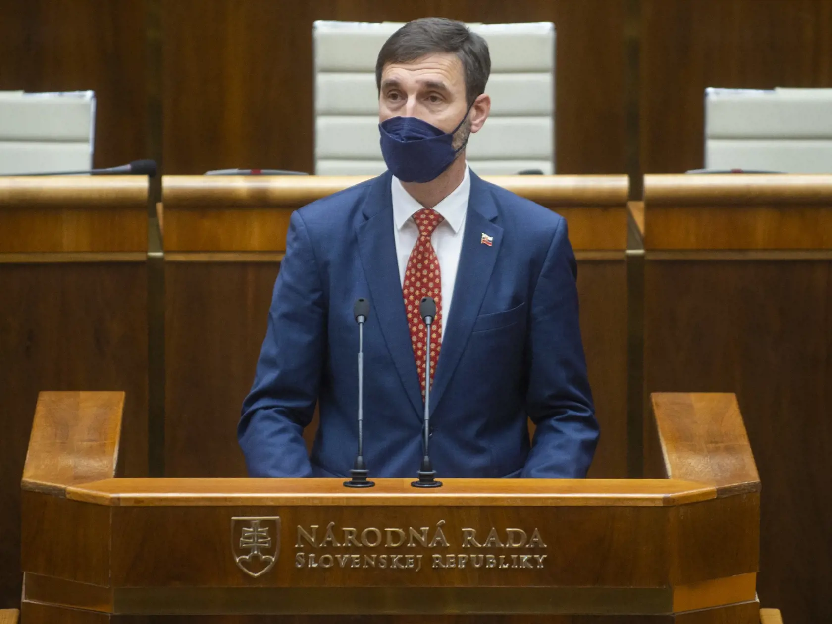 Podpredseda NR SR Juraj Blanár (Smer-SD) sa stotožňuje s výhradami Šutaja Eštoka. Dodal, že bude v tejto veci iniciovať poslanecké grémium.