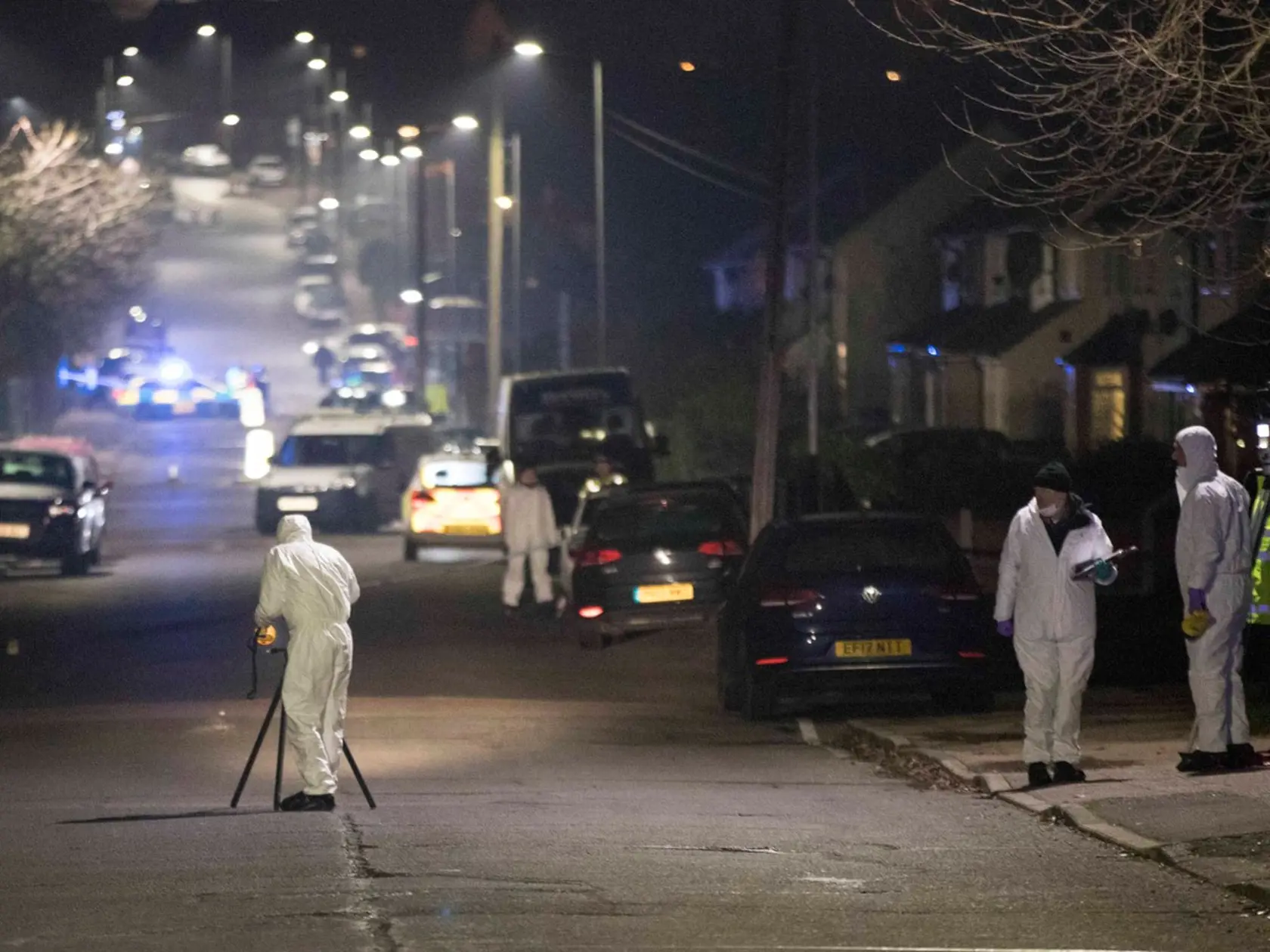 Britská polícia zatkla v pondelok neskoro večer 51-ročného muža pre podozrenie z vraždy po tom, ako 12-ročný chlapec zomrel, keď do neho narazilo auto pred školou v meste Loughton.