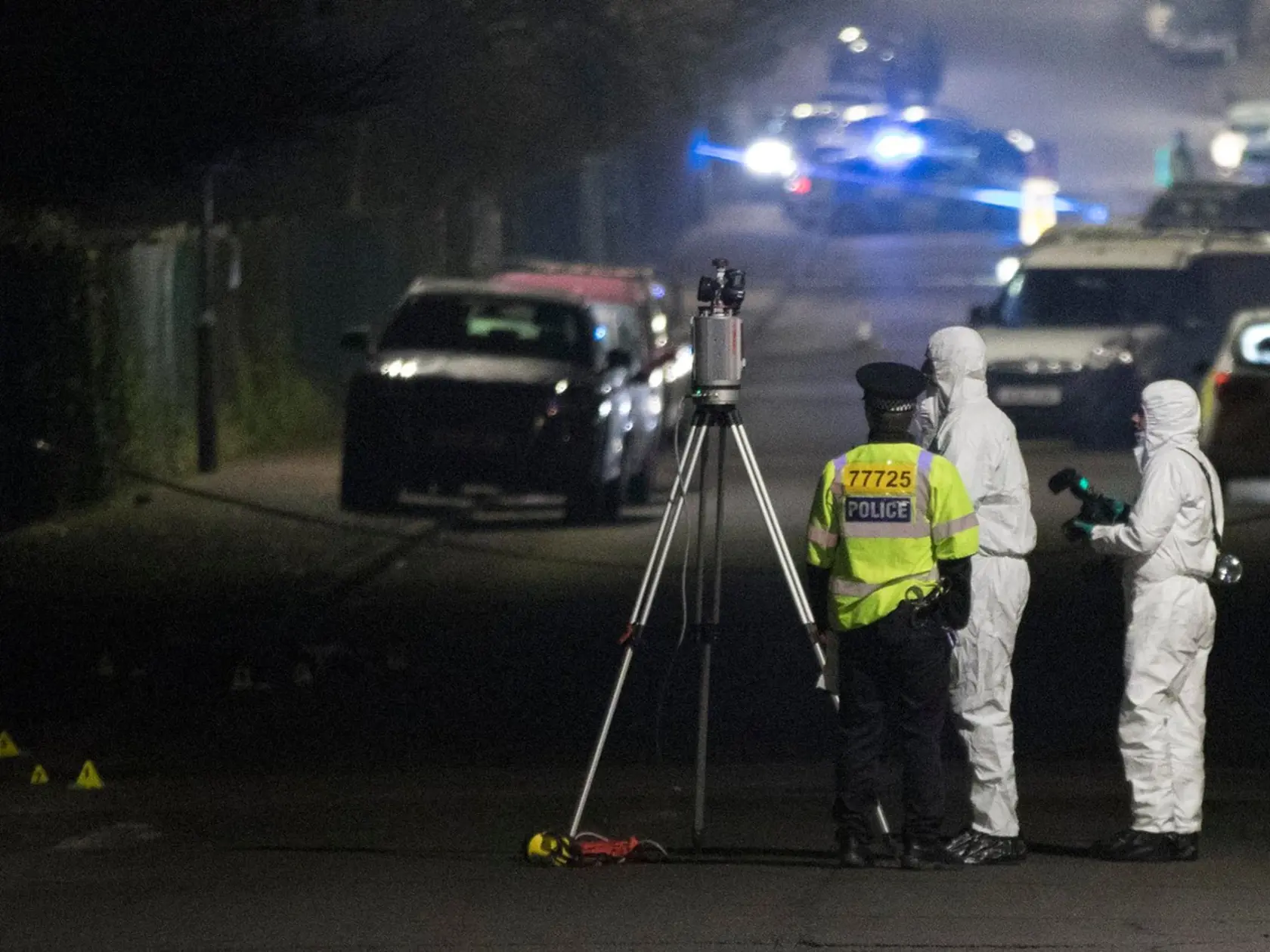 Britská polícia zatkla v pondelok neskoro večer 51-ročného muža pre podozrenie z vraždy po tom, ako 12-ročný chlapec zomrel, keď do neho narazilo auto pred školou v meste Loughton.