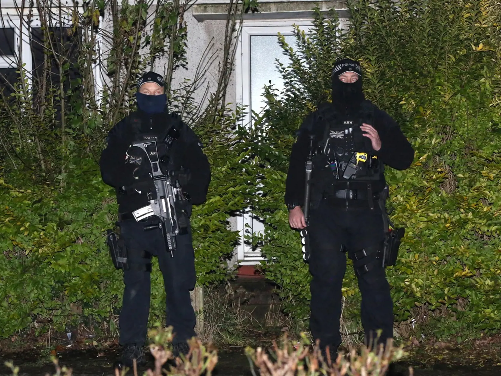 Britská polícia zatkla v pondelok neskoro večer 51-ročného muža pre podozrenie z vraždy po tom, ako 12-ročný chlapec zomrel, keď do neho narazilo auto pred školou v meste Loughton.