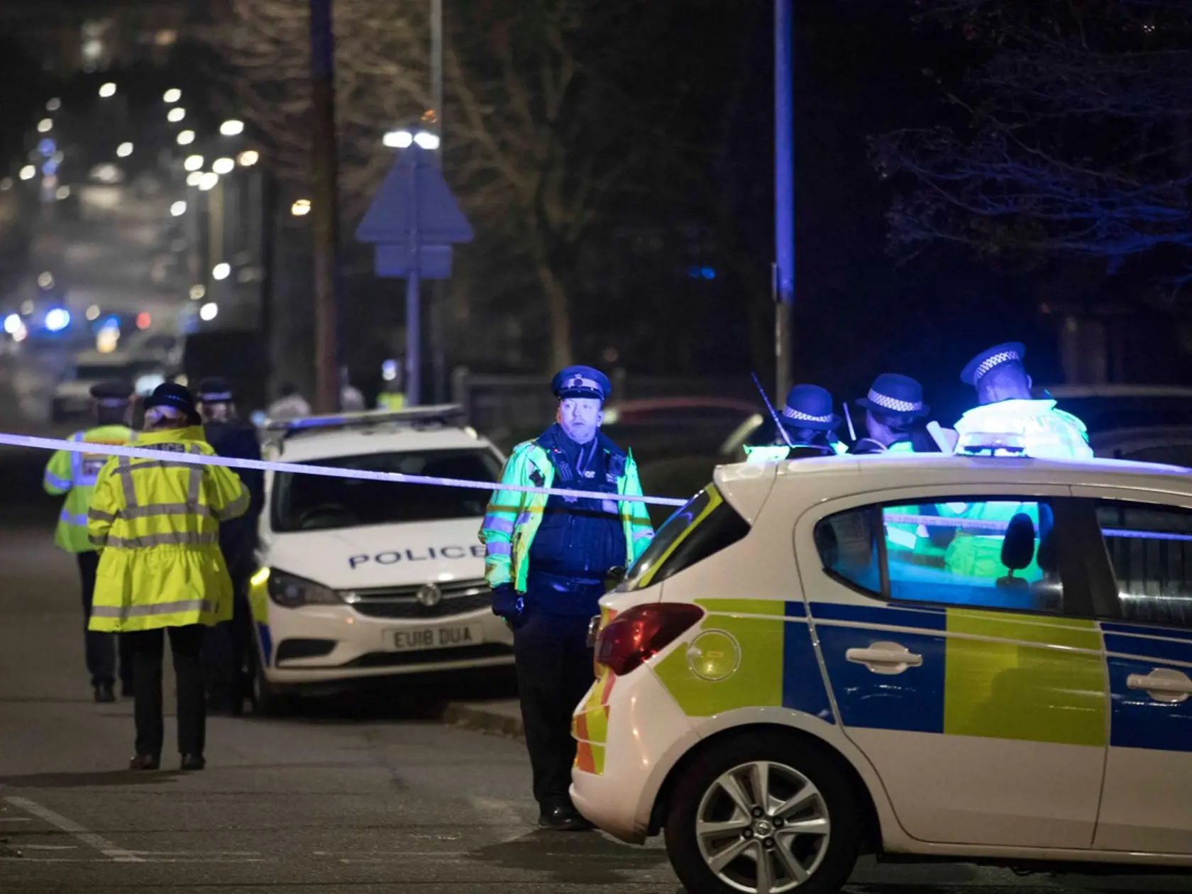 Britská polícia zatkla v pondelok neskoro večer 51-ročného muža pre podozrenie z vraždy po tom, ako 12-ročný chlapec zomrel, keď do neho narazilo auto pred školou v meste Loughton.
