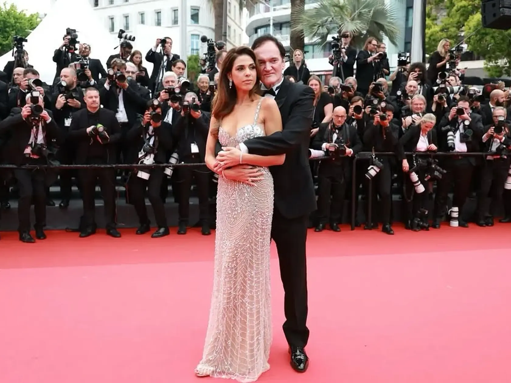 Filmový festival v Cannes je známy extravagantnými róbami, ktoré predvádzajú celebrity. Nahé róby však tento rok boli zakázané. 
