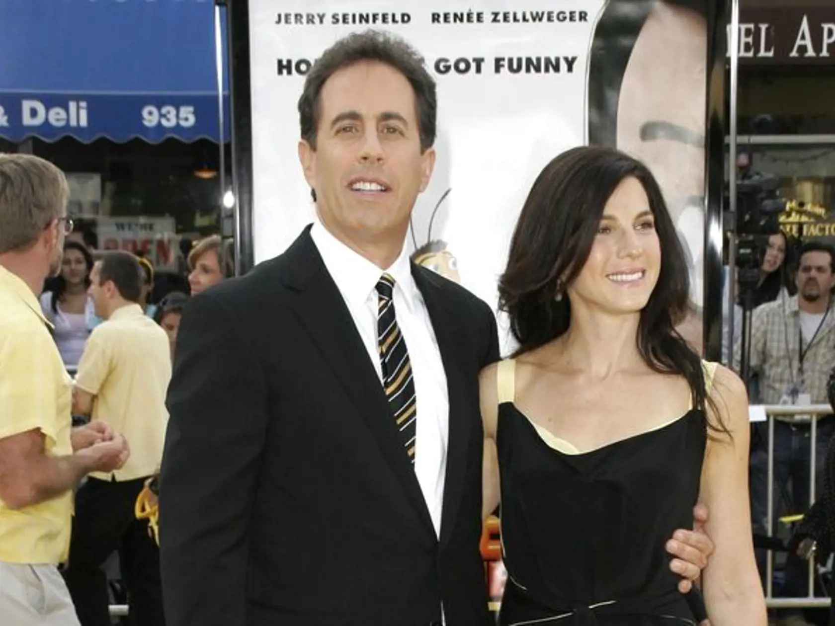 Jerry Seinfeld a Jessica Sklar

Najúspešnejší komediant všetkých čias si takisto našiel manželku trošku inak, ako by sa patrilo. Jessica Sklar bola v čase ich zoznámenia vydatá, no nedalo sa odolať. Do Jerryho Seinfelda narazila vo fitku (doslova) a odvtedy boli spolu. Doriešila rozvod a dnes nosí priezvisko Seinfeld aj ona sama.