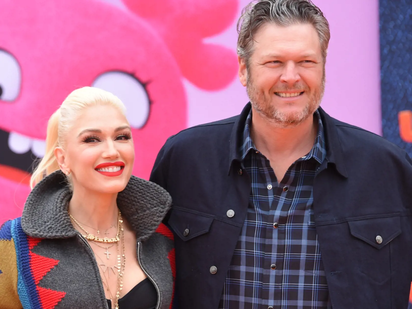 Blake Shelton a Gwen Stefani

Blake Shelton už mal za sebou jednu verejnú aférku - do druhej manželky sa zamiloval ako stále ženatý muž. No a história sa zopakovala, nakoľko aj toto manželstvo ukončil kvôli inej žene. S Gwen Stefani sa stretli počas televíznej šou a bolo evidentné, že to medzi nimi iskrí. Rozvody Blakea Sheltona, ale aj Gwen Stefani, ktorá bola vydatá za Gavina Rossdala, prebehli v rýchlom slede za sebou a krátko nato začal pár oficiálne randiť.