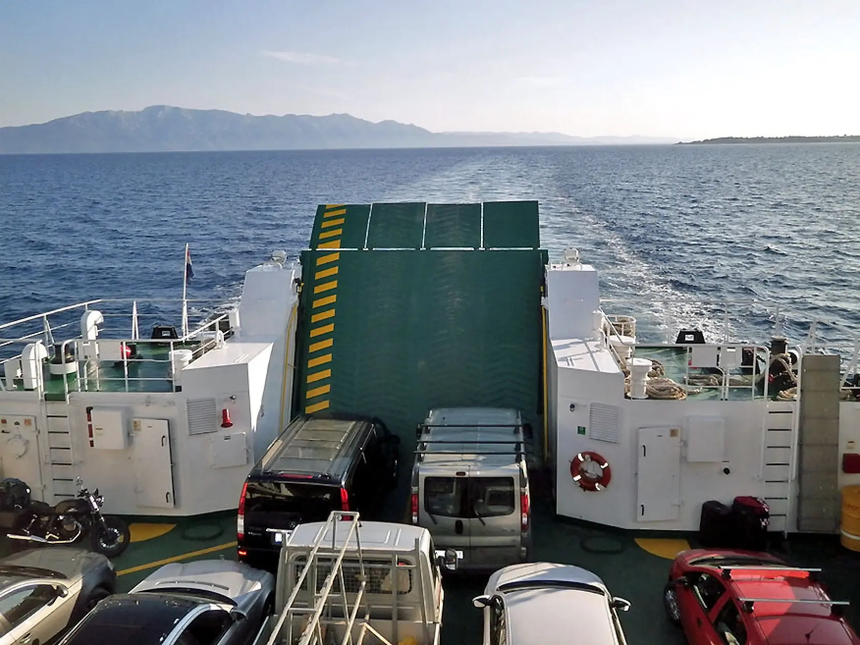 Trajekt premávajúci medzi Drvenikom a Sučurajom na ostrove Hvar.
